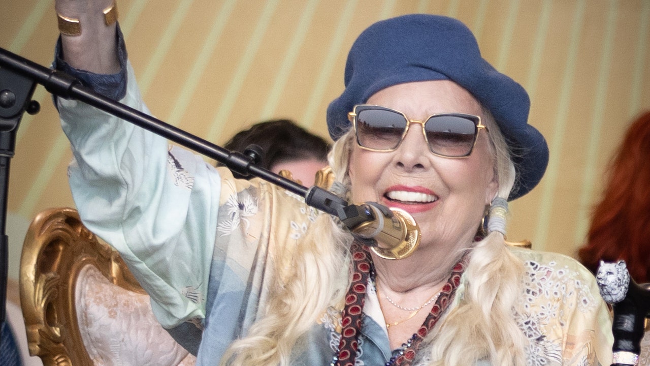 Joni Mitchell faz rara apresentação surpresa no Newport Folk Festival: assista